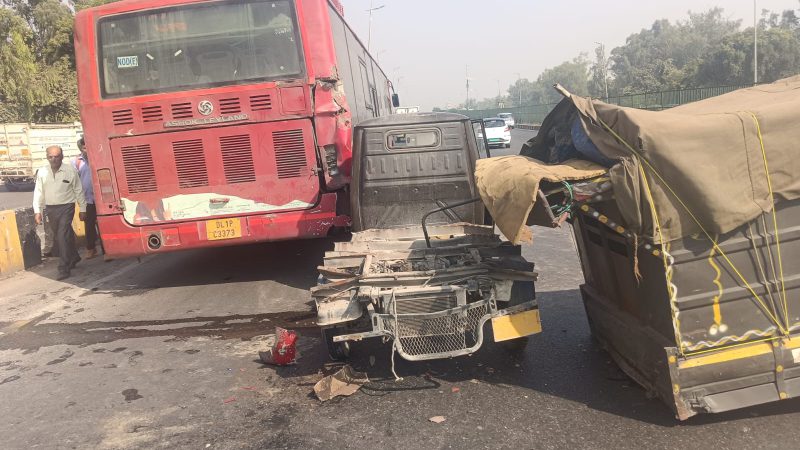 Noida news :- राजौकरी फ्लाईओवर पर बस और टेम्पो की दुर्घटना से NH-48 पर ट्रैफिक बाधित