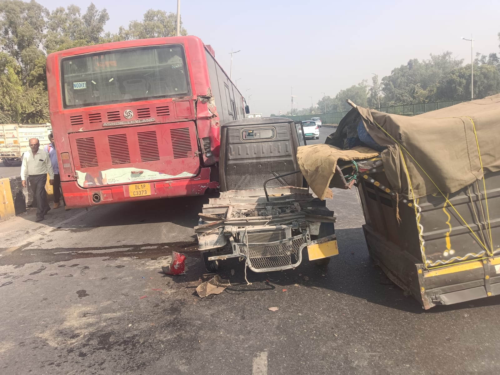 Noida news :- राजौकरी फ्लाईओवर पर बस और टेम्पो की दुर्घटना से NH-48 पर ट्रैफिक बाधित