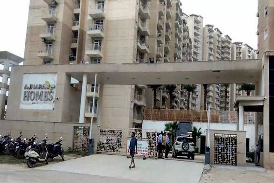 Greater Noida news :- इस सोसायटी में मेंटेनेंस टीम पर लगा बिजली काटने का आरोप, लोगों ने किया प्रदर्शन