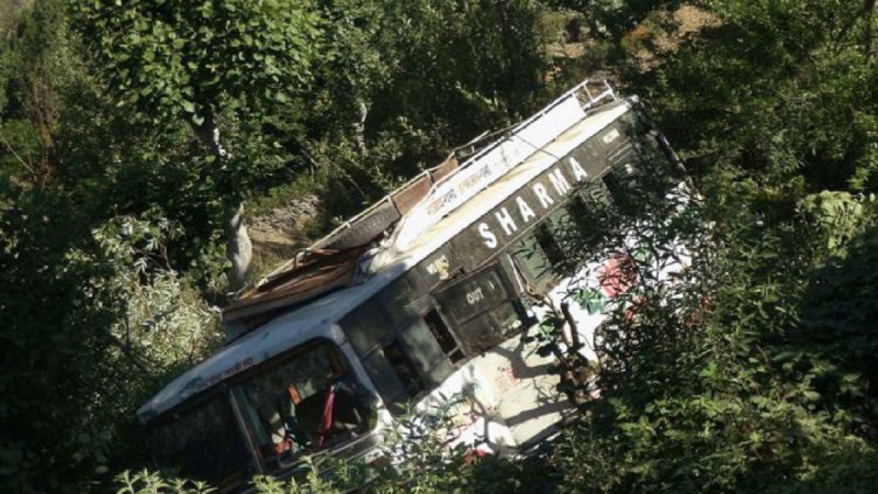 Uttarakhand bus accident :- अल्मोड़ा में खाई में गिरी बस, गई 20 यात्रियों की जान