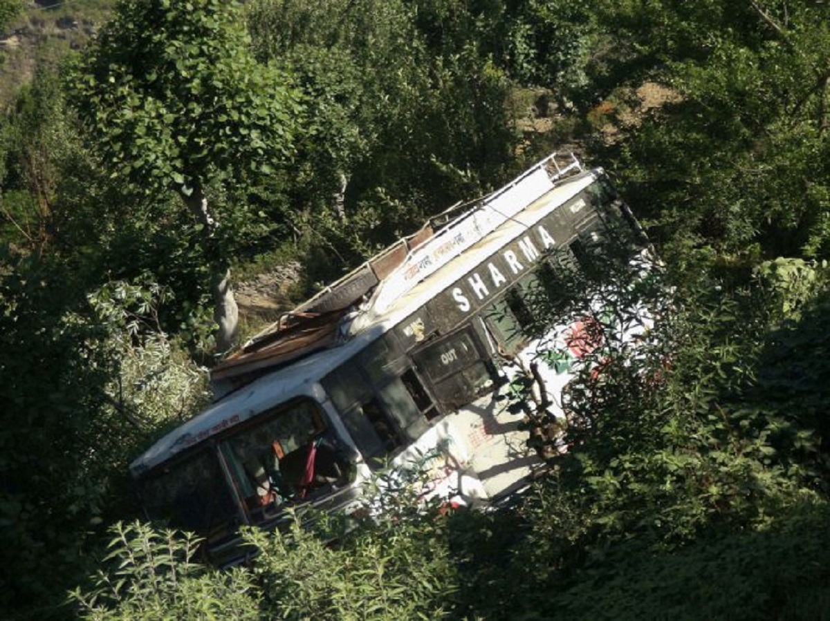 Uttarakhand bus accident :- अल्मोड़ा में खाई में गिरी बस, गई 20 यात्रियों की जान